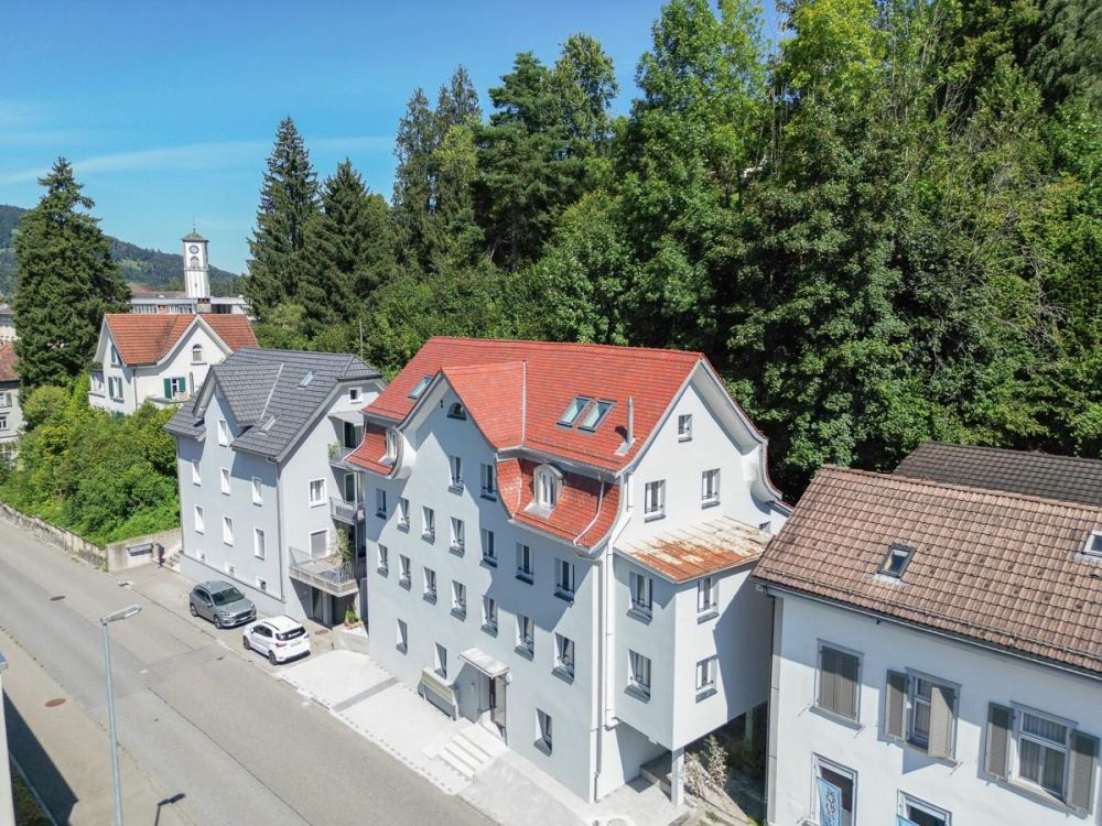 frisch renoviertes Mehrfamilienhaus mit 10 Einheiten - Aussenansicht