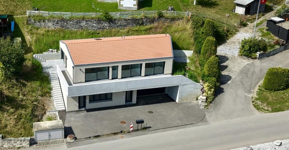 Villa neuve avec unité indépendante et vue dégagée sur les Préalpes - Senèdes - Maison 6.5 pièces - image - 1