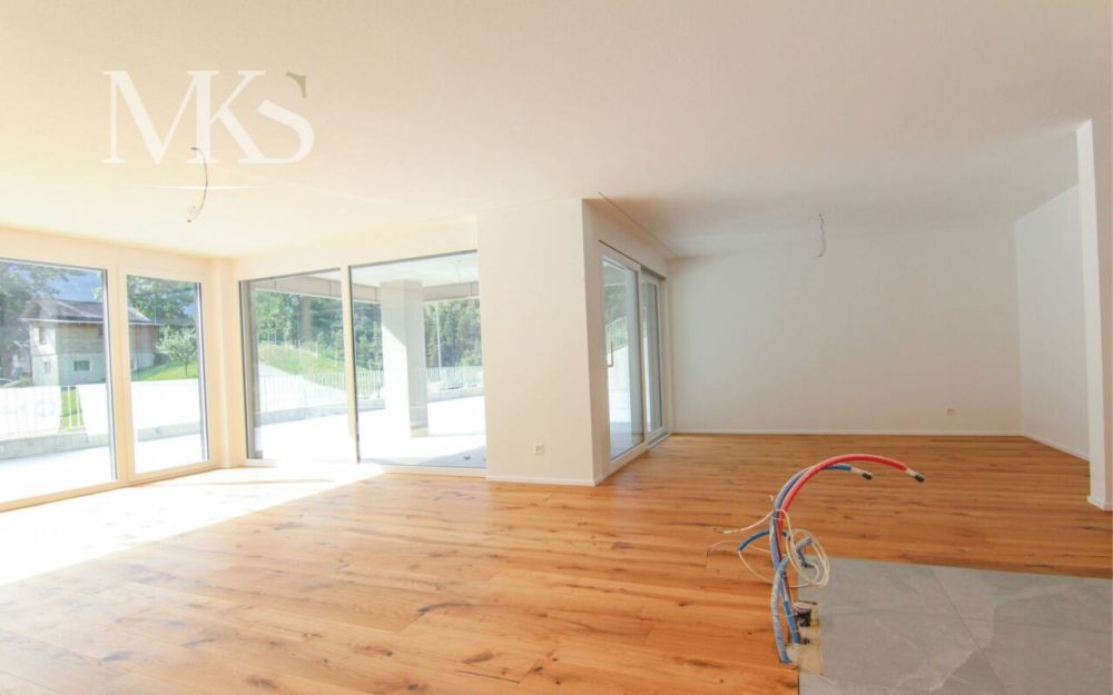 Grossflächige Neubauwohnung an ruhiger und sonniger Lage - Wohn- / Essbereich