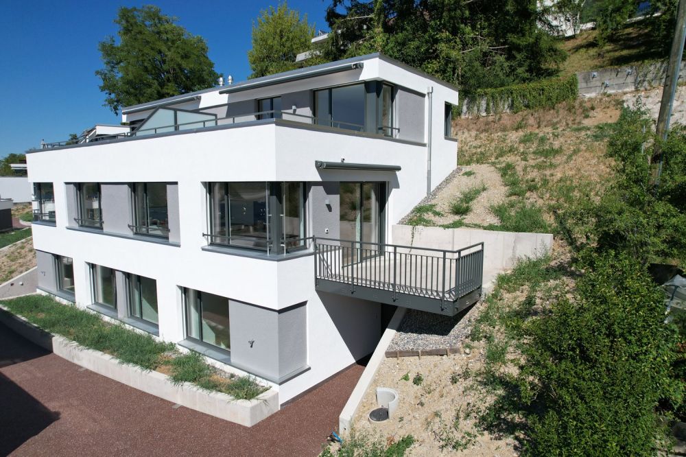 4.5-Zimmer-Doppeleinfamilienhaus an privilegierter Hanglage -  Bild 1