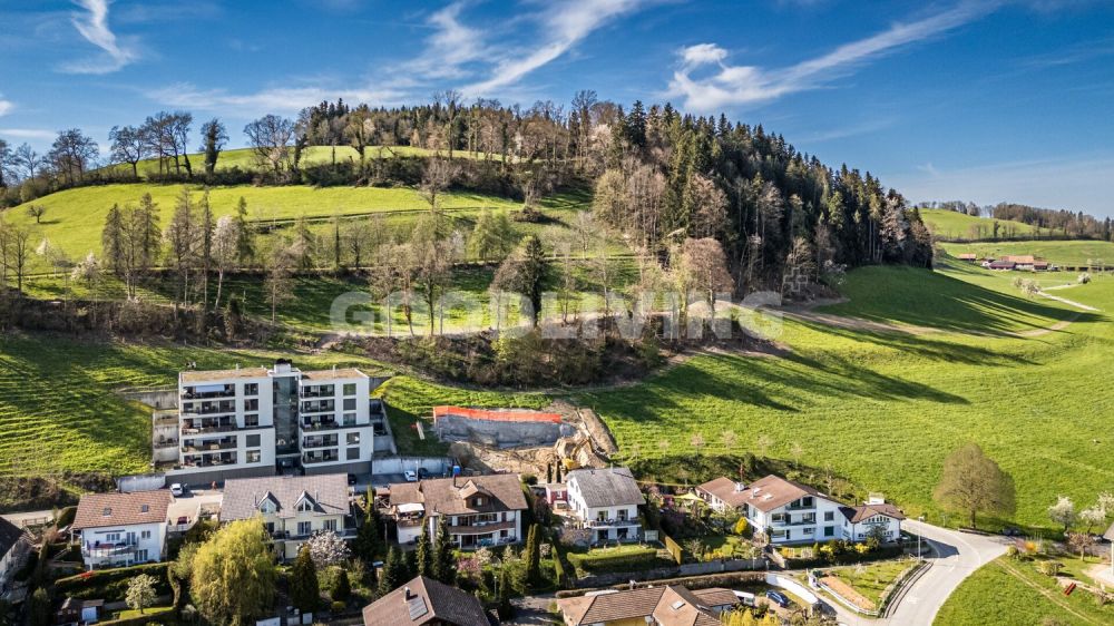 Neubau am Sonnenhang nimmt Form an - Baugrube/Umgebung