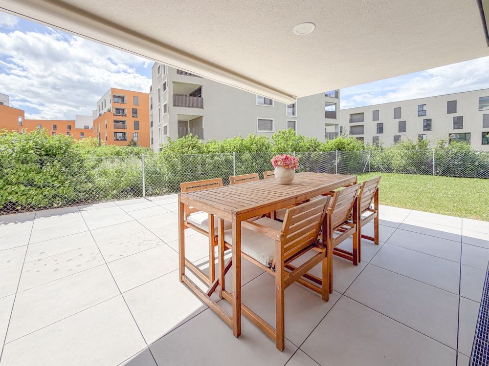 Wohnung mit 2.5 Zimmern im Erdgeschoss, großer Garten und Terrasse - Terrasse