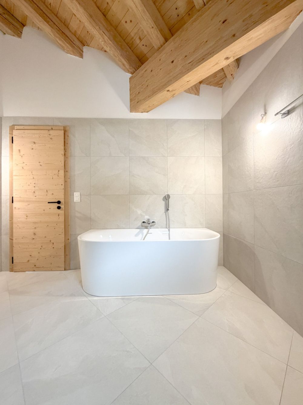 Superbe attique 4.5 pièces en résidence secondaire - Bild 12