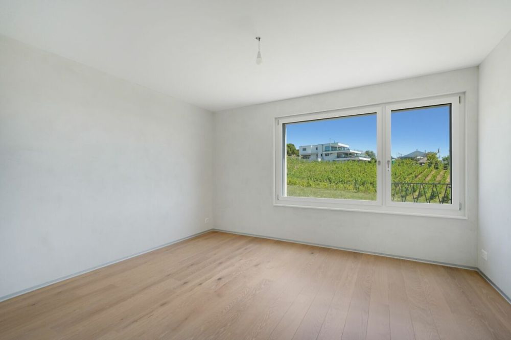 Exklusive 4.5 Zimmer Neubau Terrassenwohnung mit atemberaubender Weitsicht über den Murtensee -  Bild 12