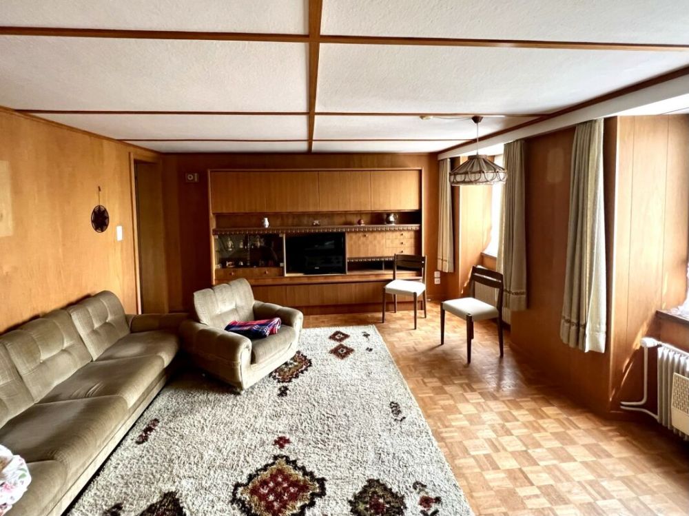 Liegenschaft mit grosser Landfläche und viel Bauland - Wohnzimmer