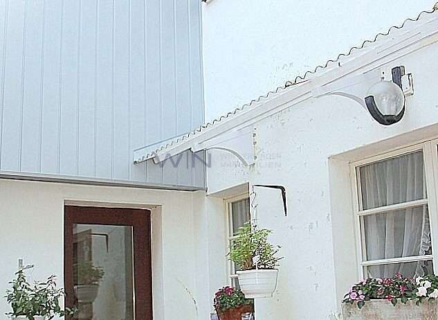 8 Zi-Wohnhaus mit Garage & Garten - Außenansicht