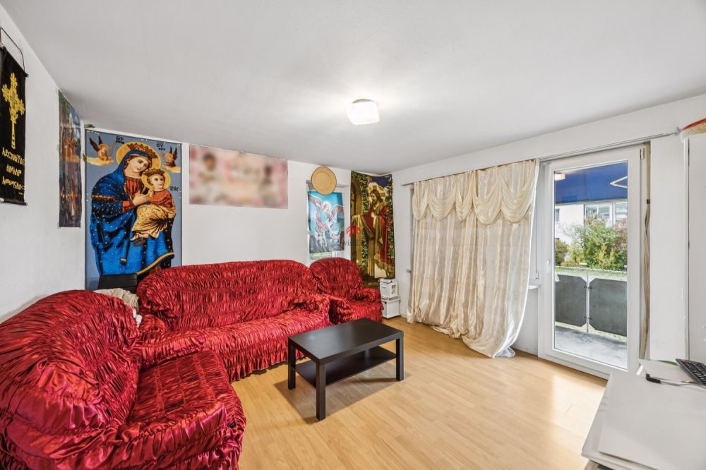 Vollvermietetes Renditeobjekt mit Mietgarantie an zentraler Lage - Wohnzimmer mit Balkon der 3-Zimmer-Wohnung