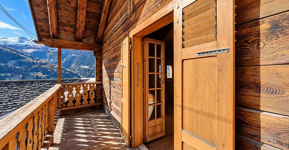 Chalet à rénover – L'âme d'une grange alpine à Sarreyer - Maison jumelée 4.5 pièces - image - 2