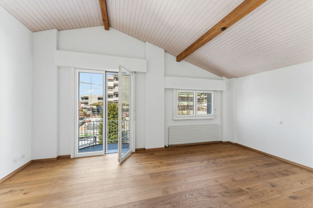 Grosszügiges und gepflegtes einseitig angebautes 5.5-Zimmer-Einfamilienhaus am Fusse des Zugerbergs - Elternschlafen mit kleinem Balkon