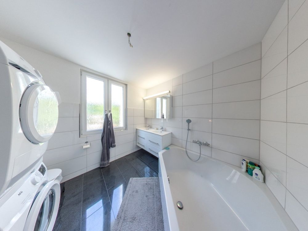 Altbau trifft Neubau: 4.5-Zimmer-Wohnung in Kreuzlingen mit Balkon und Parkplatz - Badezimmer zum Schlafzimmer mit WT