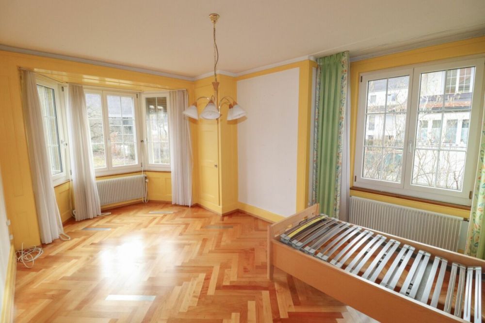 8.5-Zi-Haus, auch als Mehrgenerationenhaus nutzbar, auf 1'441 m2 Land mit Baulandreserve -  Bild 8