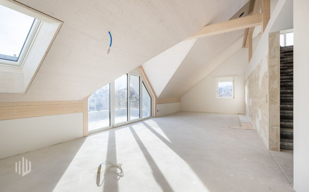 ImmoWyss -  Premium Neubau-Dachwohnung mit edler, feiner Gestaltung - Wohn- und Essbereich mit Dachschräge und Dachfenster