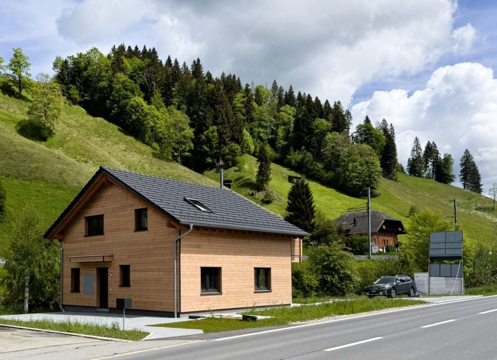 Modernes Einfamilienhaus in Wiggen, erbaut nach dem Minergie-Standard, mit großem Garten -  Bild 8