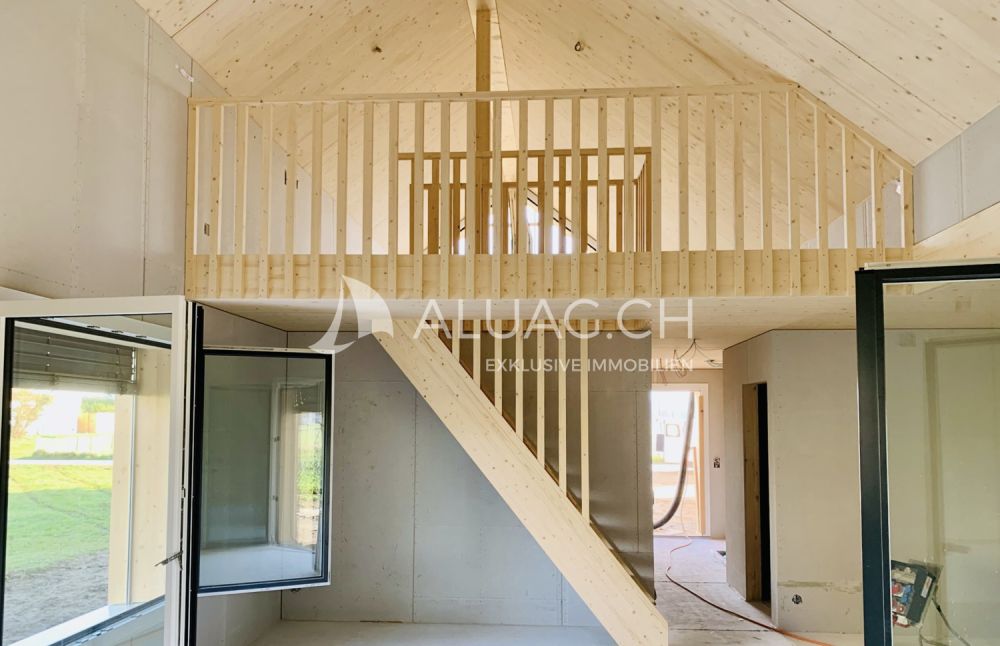 NEUBAU - 3.5 ZIMMER DUPLEX WOHNUNG - Das offen und lichtdurchflutet gestaltete Raumkonzept überzeugt mit einer stilvollen Galerie aus Holz