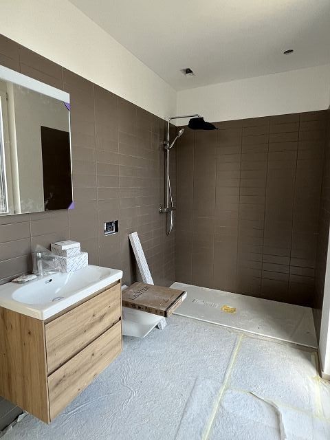 schöne Neubauwohnungen im Zentrum Münchwilen - Badezimmer b. Schlafzimmer