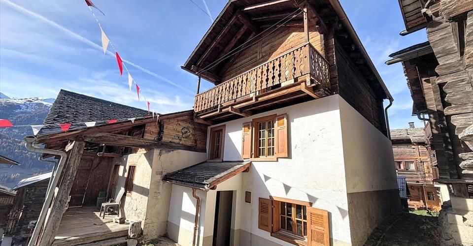 Chalet à rénover – L'âme d'une grange alpine à Sarreyer - Maison jumelée 4.5 pièces - image - 1