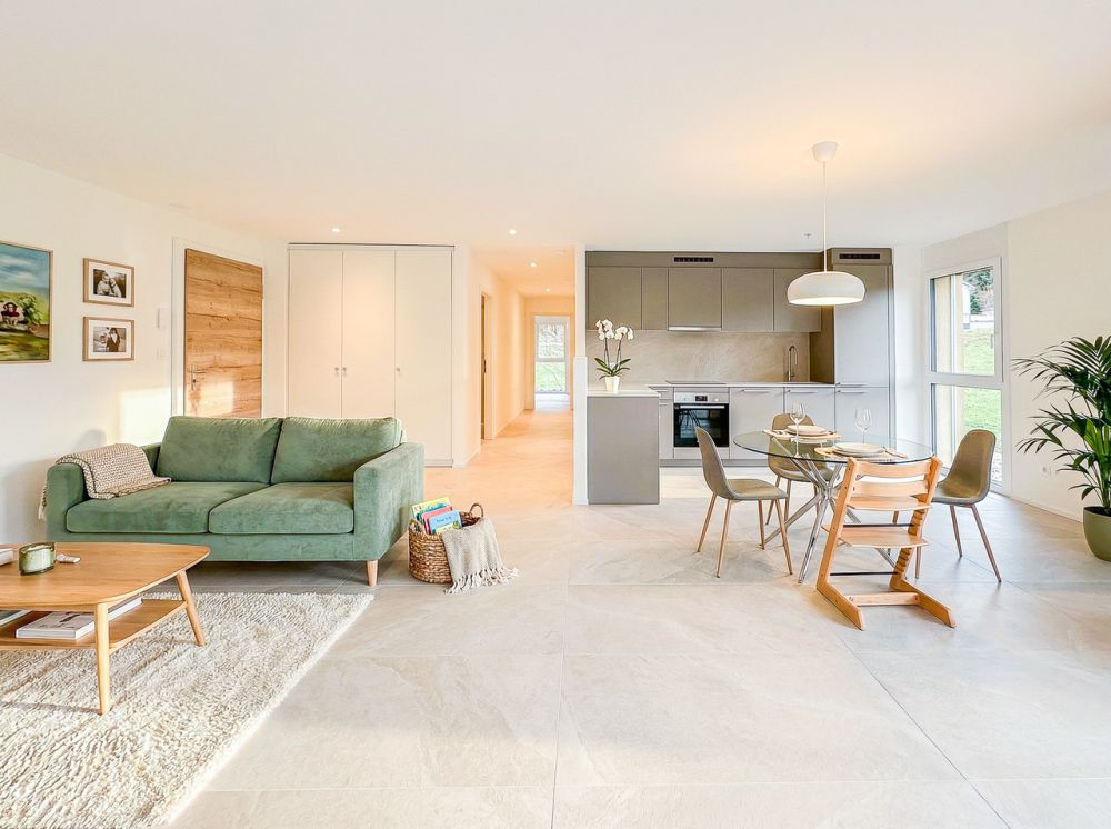 Appt PPE neu von 4.5 Zimmern mit Balkon Campagne Pernod, Los B6 - Espace salon/séjour avec portes-fenêtres donnant accès au balcon (image de synthèse)