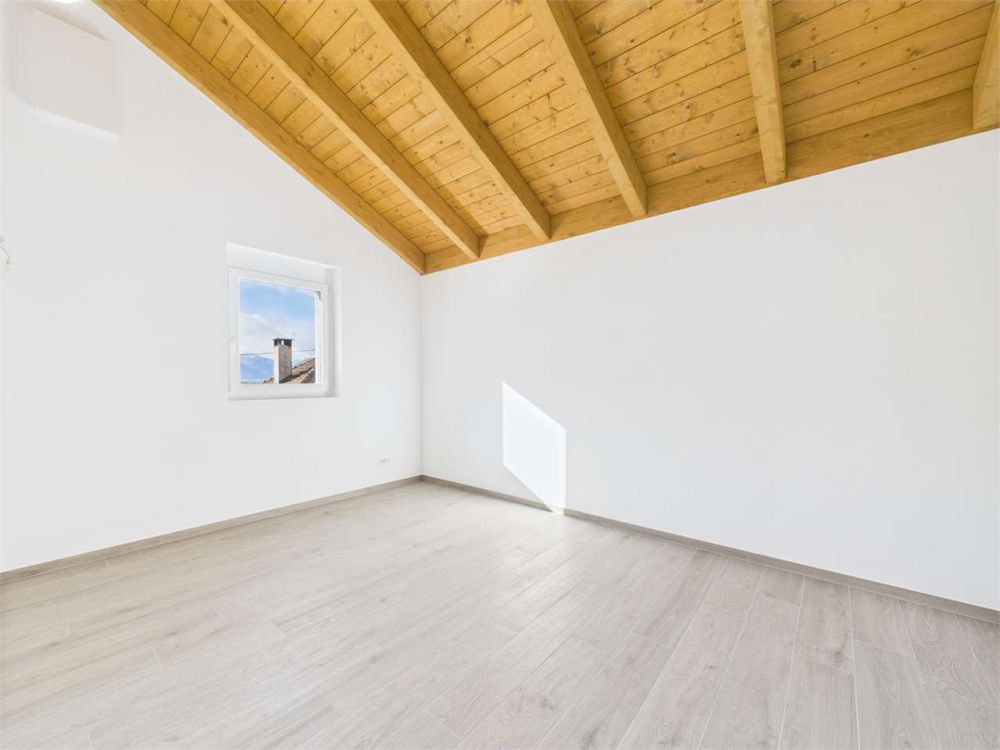 Nuova villa immersa nel verde a Sant'Antonino - Bild 7