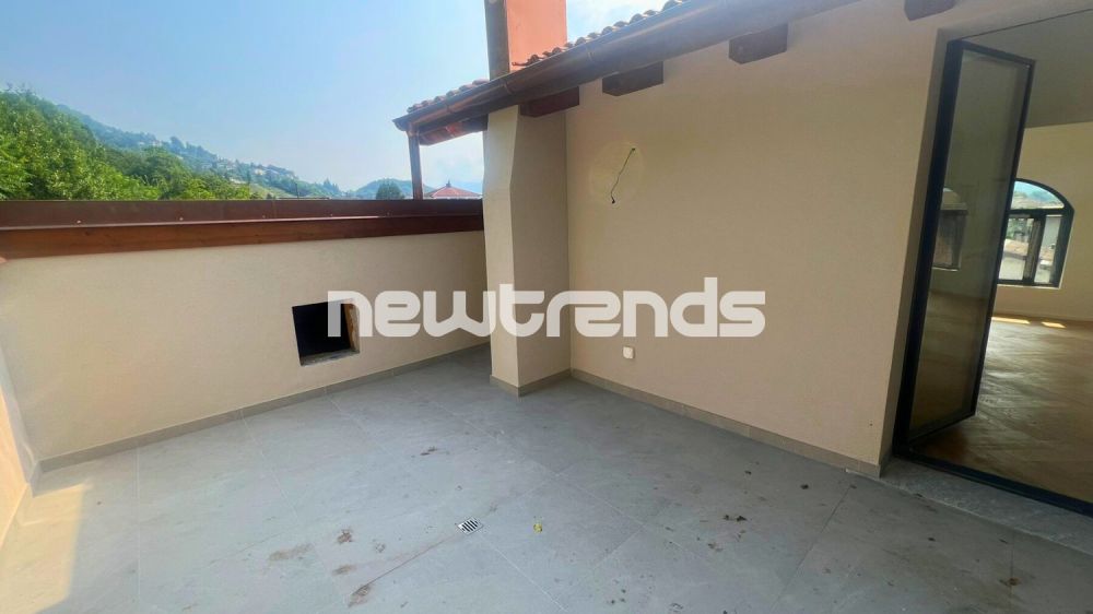 Ampio e luminoso attico con terrazzo e lift privato, mai abitato. - Terrazzo privato