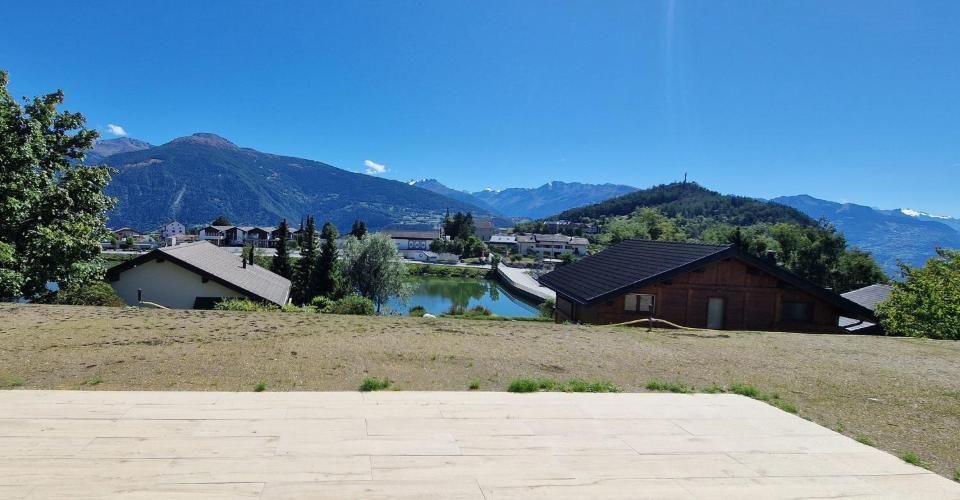 VENDU. Lens. Villa neuve de 5.5 pièces, vue sur le lac du Louché et les Alpes, à 10 minutes de Crans-Montana, proche écoles et commerces - Maison 5.5 pièces - image - 1