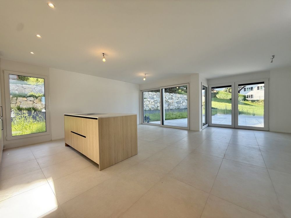 Villa neuve et moderne avec 2,5 pièces indépendant, cadre verdoyant - Cuisine ouverte sur salon accès terrasse/jardin