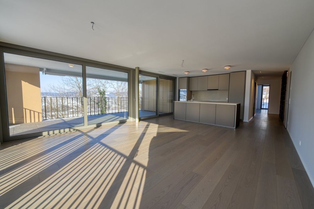 Premium 4.5-Zimmer Etagenwohnung mit schöner Aussicht - Wohn- und Essbereich mit offener Küche