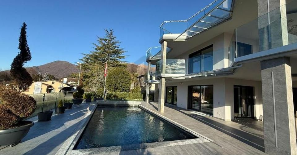 MODERNE ET ÉLÉGANTE AVEC PISCINE ET VUE - Villa 6.5 pièces - image - 3