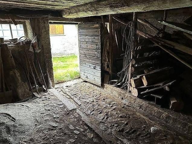 Chalet zum Ausbauen, grosses Wiesland  /  rustico da ristr. -  Bild 8