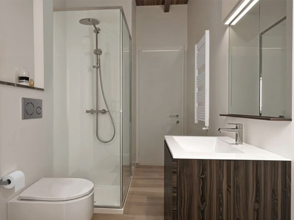 Ampia casa unifamiliare di nucleo in fase finale di ristrutturazione - Rendering bagno 1 con doccia