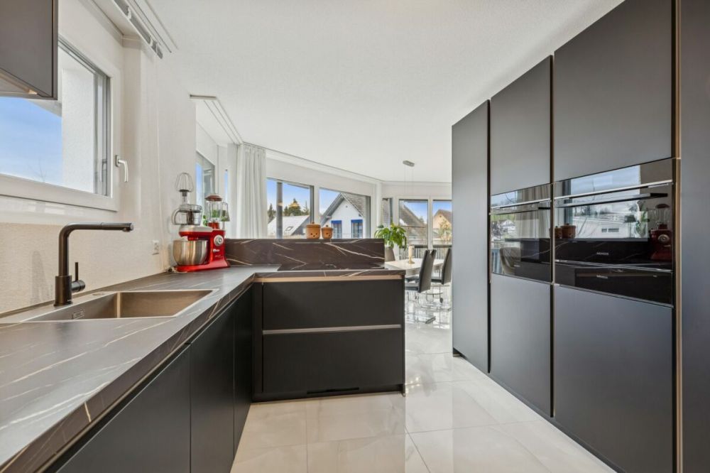 Moderne 5.5-Zimmer-Etagenwohnung mit Stil und Komfort - Küche