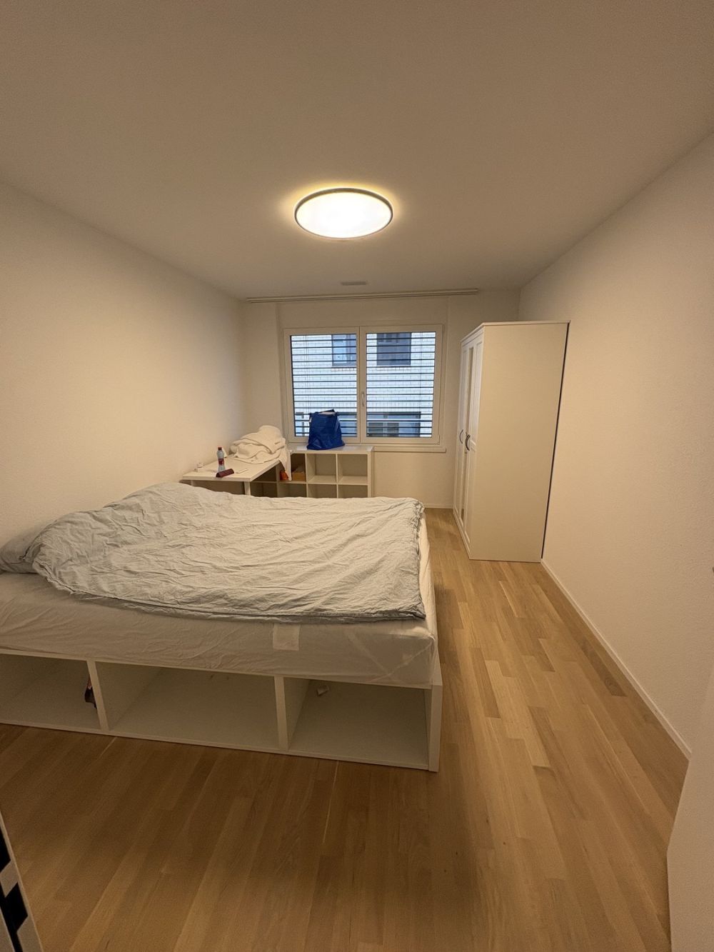 Room in a well-connected modern apartment - This is the room!