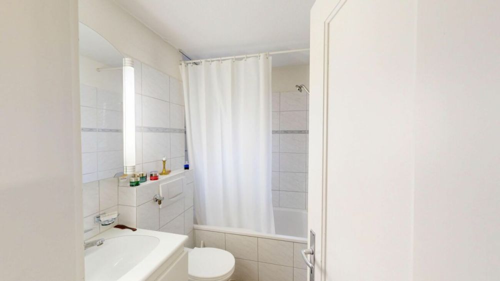 2-Familienhaus mit Potenzial an attraktiver Lage in Wettingen - Badezimmer (EG)