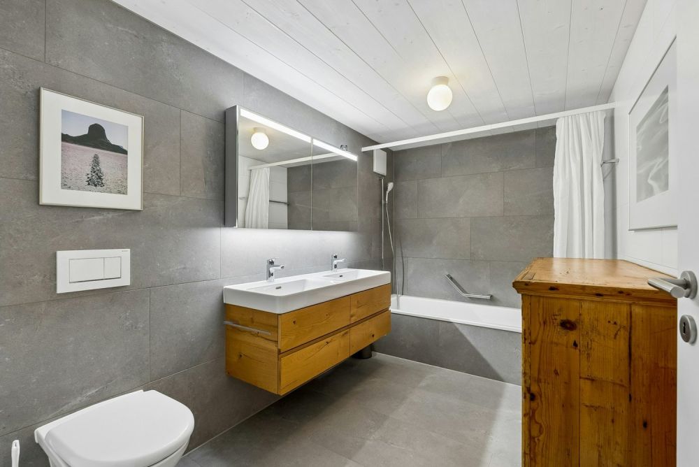 Neuwertiges 5-Zimmer-Mittel-Flarzhaus mit Gartensitzplatz - Bad/WC
