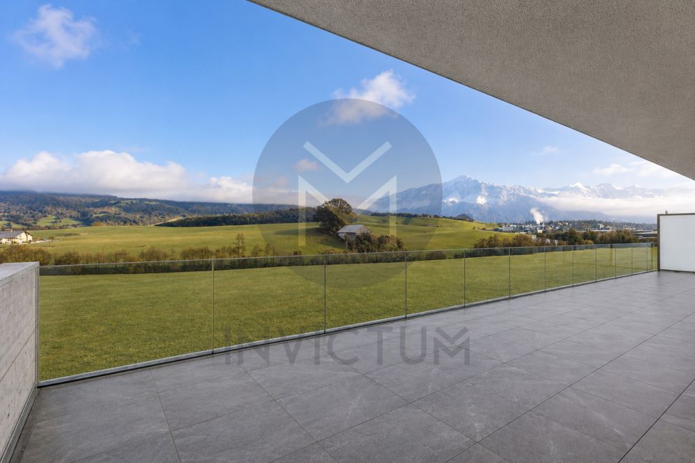 Attique d'exception à 5' de Bulle - Terrasse 67 m² & vue panoramique - Grand balcon avec une belle vue sur les montagnes / the view of the valley and mountains from the balcony of a modern house