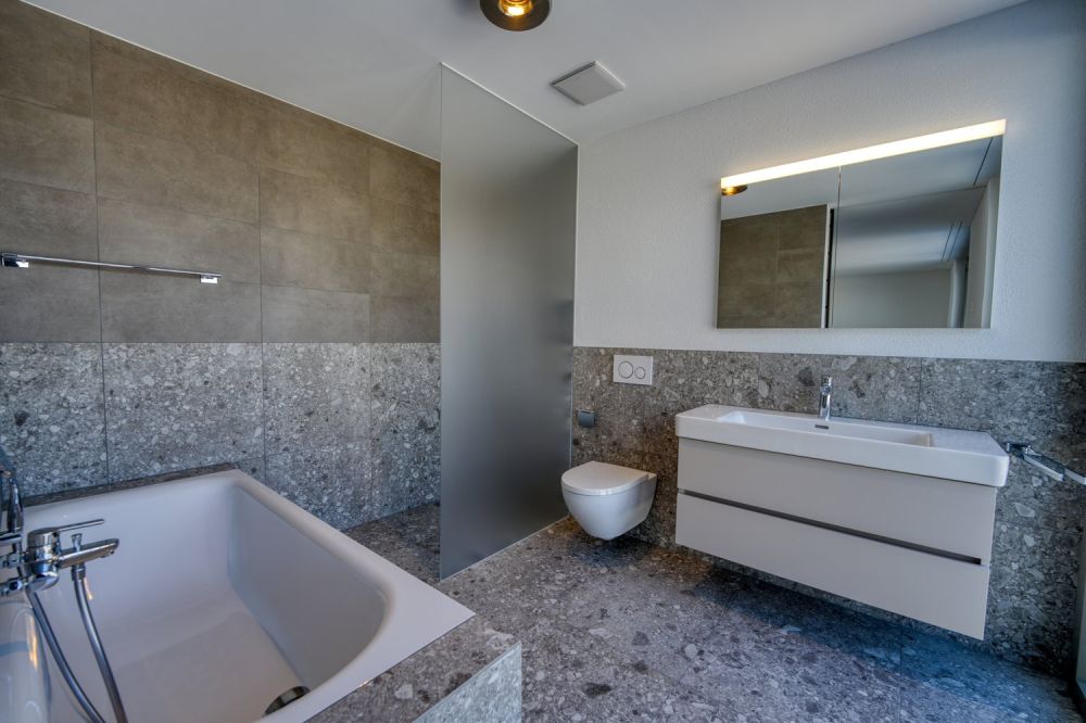 Premium 4.5-Zimmer Etagenwohnung mit schöner Aussicht - Badezimmer en-suite mit mineralischer Materialität