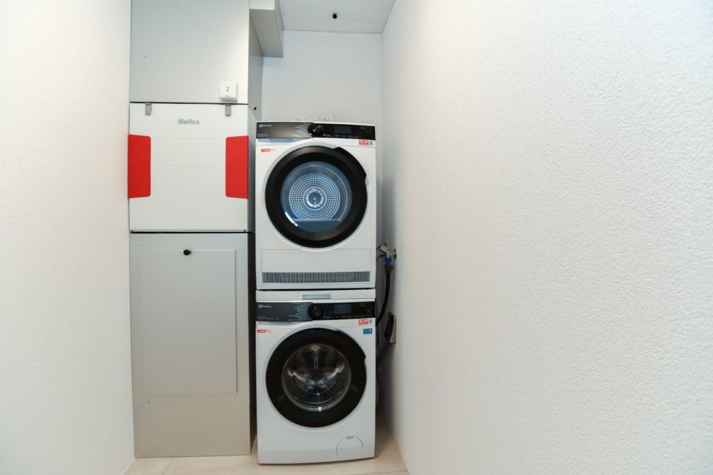 Neubau-Gartenwohnung mit moderner Haustechnik und offenem Grundriss - Reduit mit Waschturm