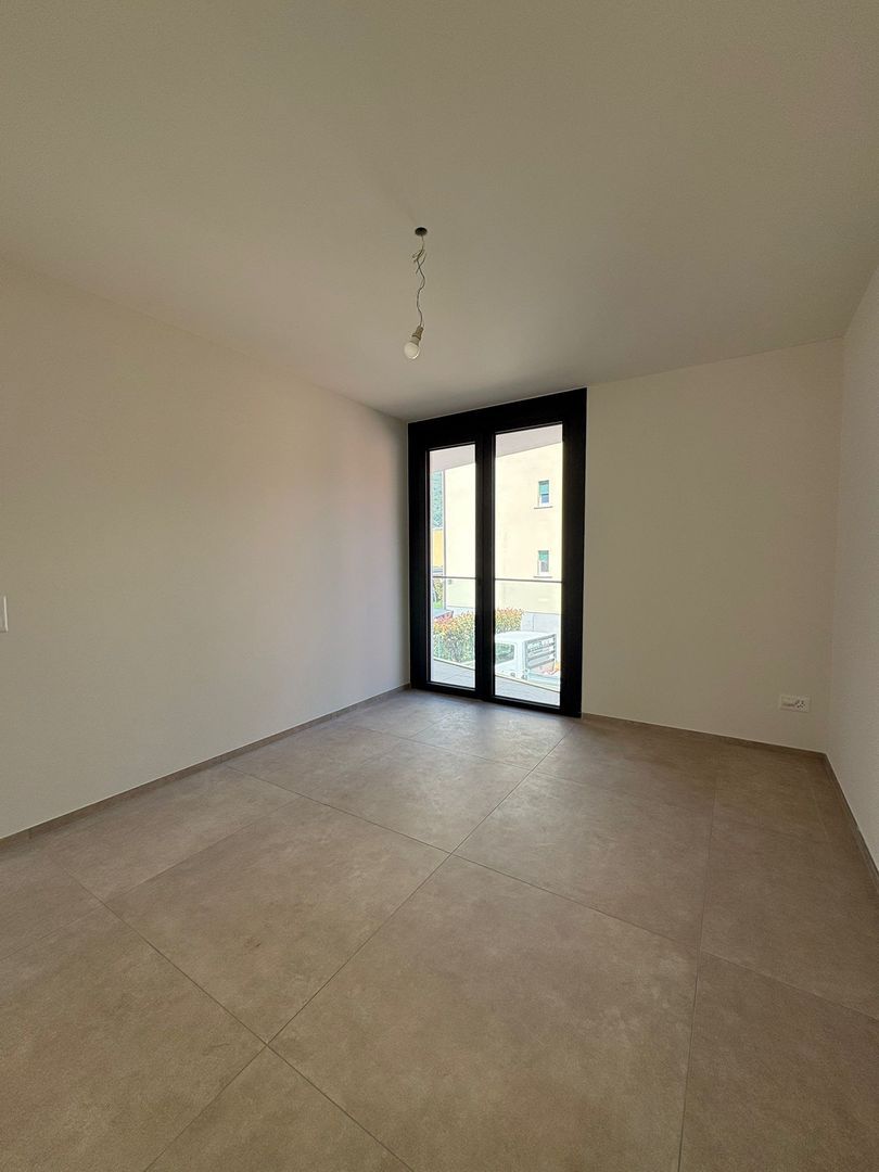 Moderno appartamento di 3.5 locali con ampia terrazza a Giubiasco -  Bild 9