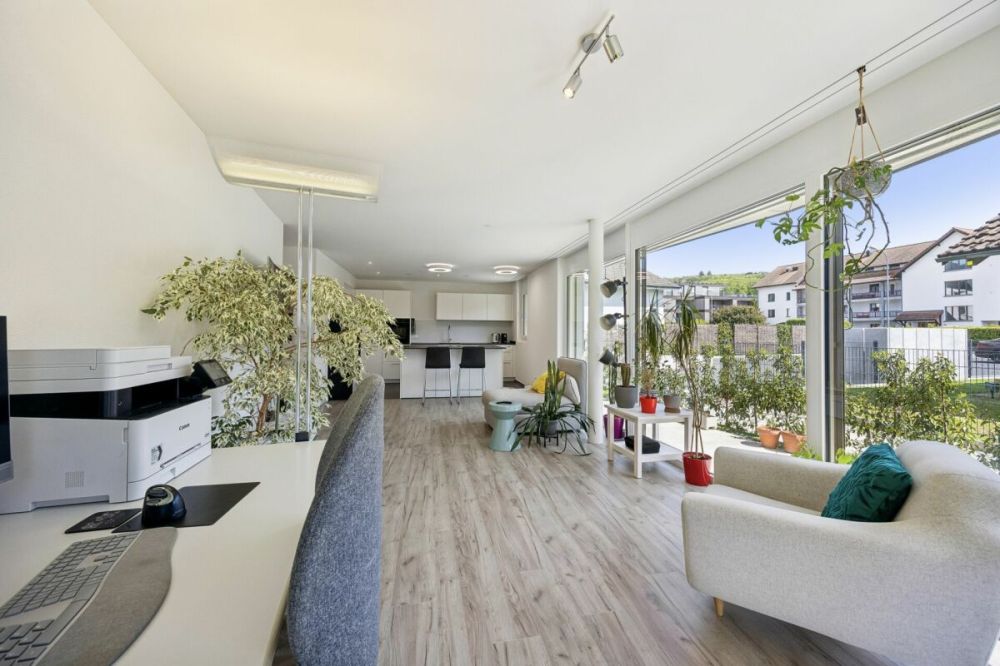 Neuwertige 2.5-Zimmer-Gartenwohnung mit viel Tageslicht - Offener Wohnraum mit Küche und Fensterfront