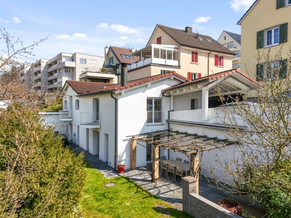 Grosszügiges und gepflegtes einseitig angebautes 5.5-Zimmer-Einfamilienhaus am Fusse des Zugerbergs -  Bild 1