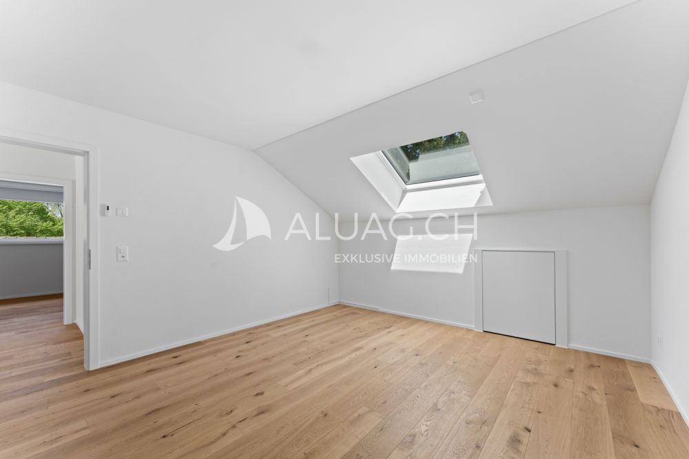 4.5 ZIMMER WOHNEN IM JURAPARADIES - Helles Zimmer mit freundlicher Atmosphäre und schönem Echtholzparkett