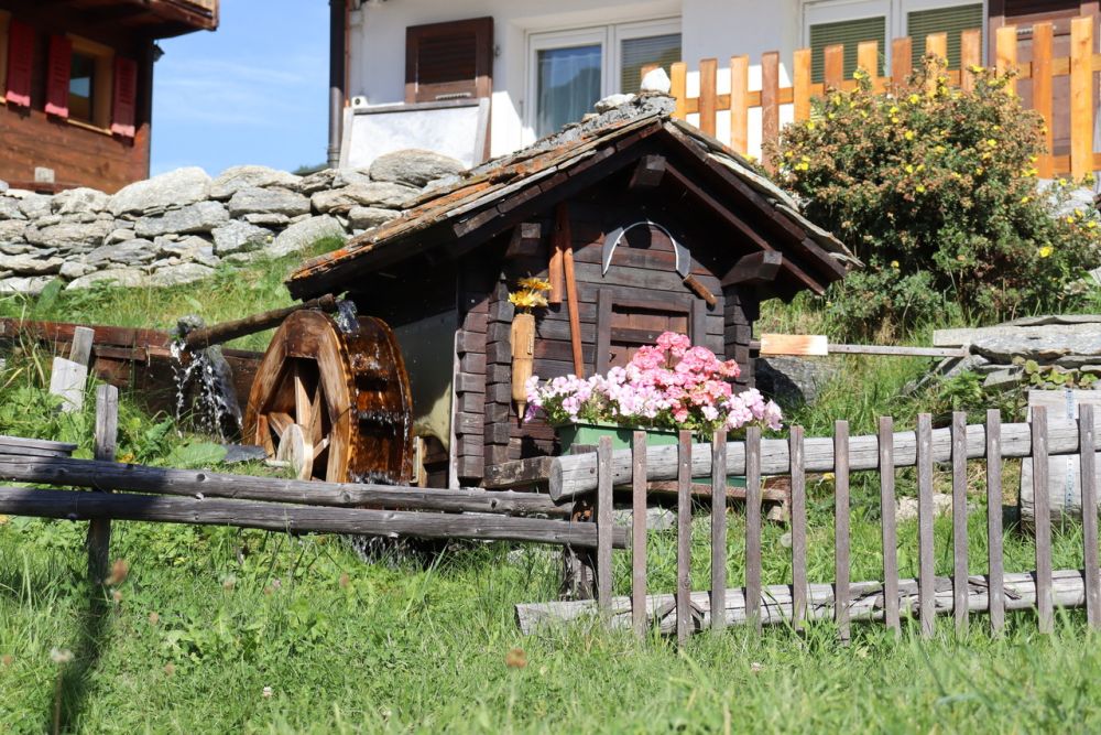 Stilvolle 2.5-Zimmer-Wohnung mit Garten und Terrasse in Grächen! - Bild 12