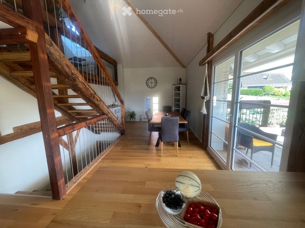 Exklusiver 3.5-Zimmer-Eckhausteil über drei Etagen mit Galerie, Garten und Terrasse, inkl. Garage -  Bild 1