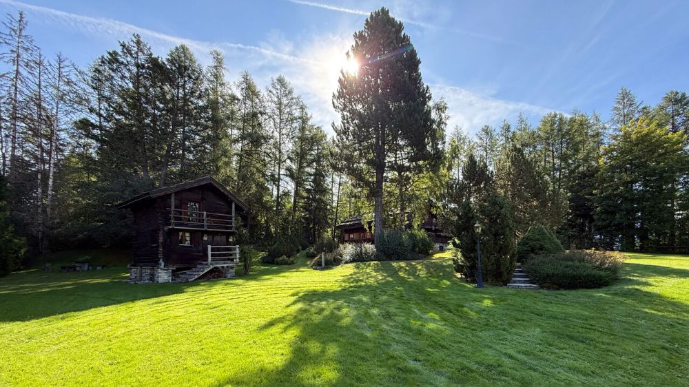 Chalet de luxe 6.5 pces + Mazot indépendant - Crans-Montana - Vue depuis le portail d'entrée / View from the entrance gate / Vista dal cancello d'ingresso