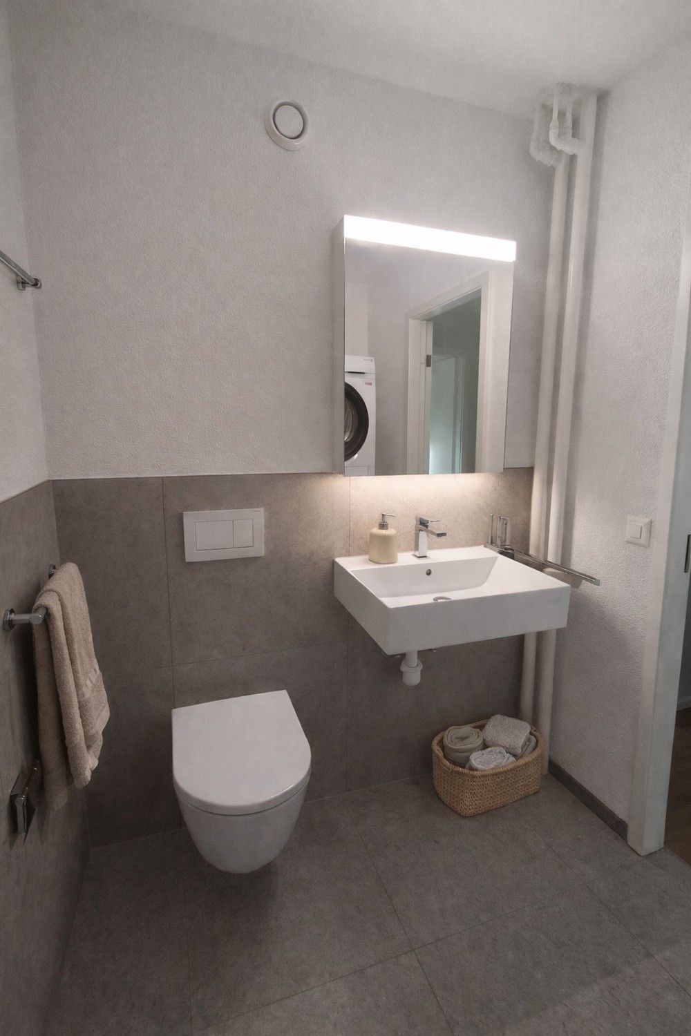 Frisch sanierte und helle 5-Zimmer-Wohnung mit Tiefgaragenparkplatz - Helle Nassräume