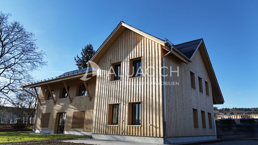 NEUBAU - 3.5 ZIMMER DUPLEX WOHNUNG - Dieses nachhaltige Neubauprojekt beeindruckt mit traditionell inspirierter Holzarchitektur
