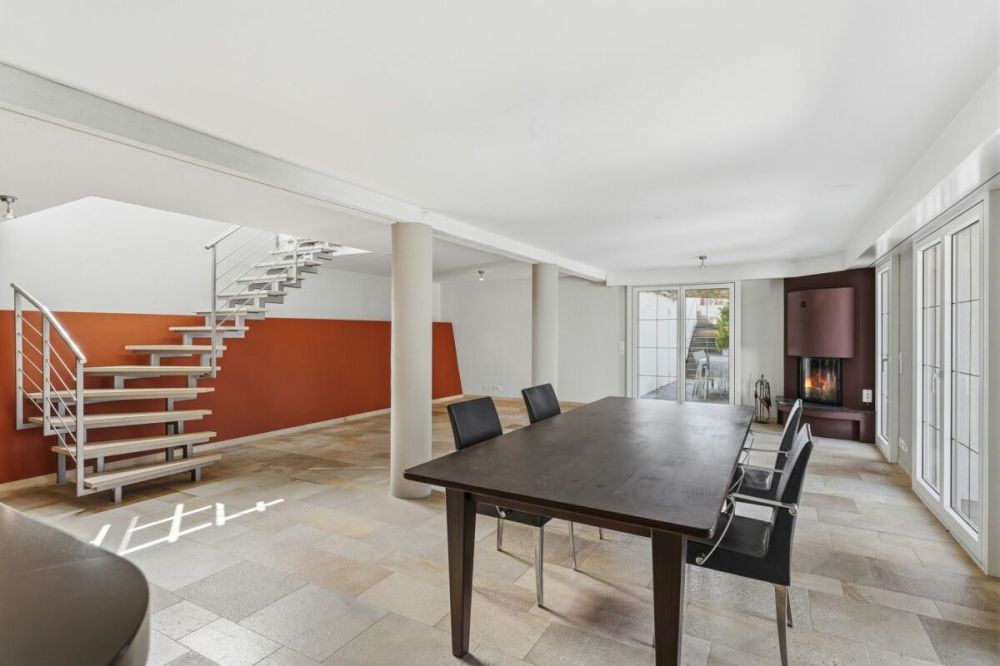 Grosszügiges und gepflegtes einseitig angebautes 5.5-Zimmer-Einfamilienhaus am Fusse des Zugerbergs - Wohnen / Essen