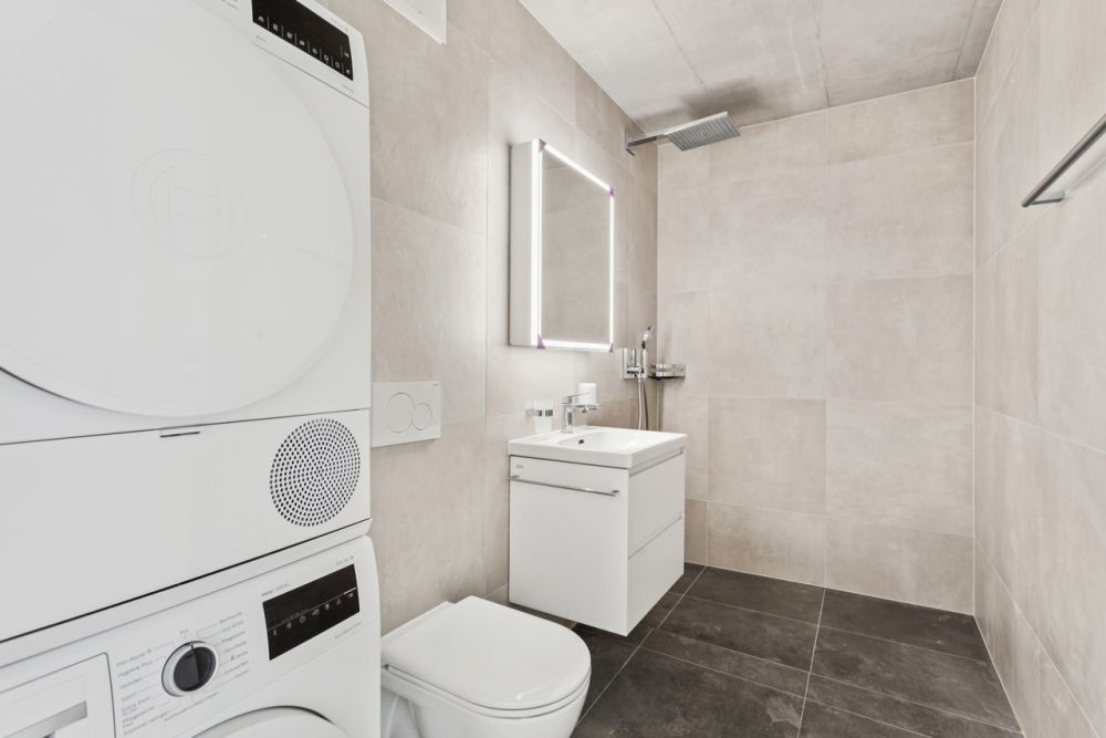 EXCLUSIVITE ! Magnifique appartement neuf de 5.5 pces à Belfaux - La salle de douche avec colonne de lavage / Das Duschbad mit Waschsäule / Shower room with wash column