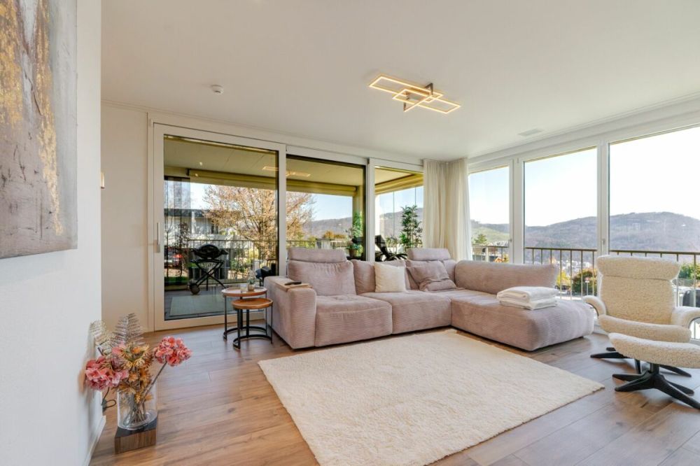 Exklusive 5.5 Z' Maisonette-Wohnung mit verglastem Balkon, Weitsicht und 2 EHP's -  Bild 1