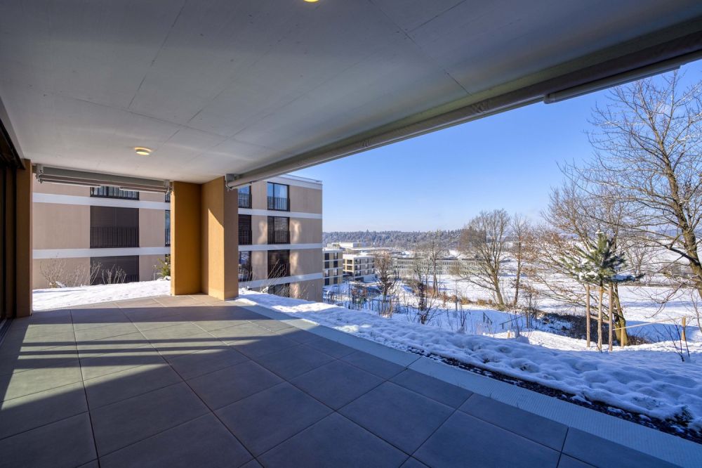 5.5-Zimmer Gartengeschosswohnung für höchste Wohnansprüche - Gedeckter Sitzplatz mit seitlich integriertem Abstell-/Geräteraum