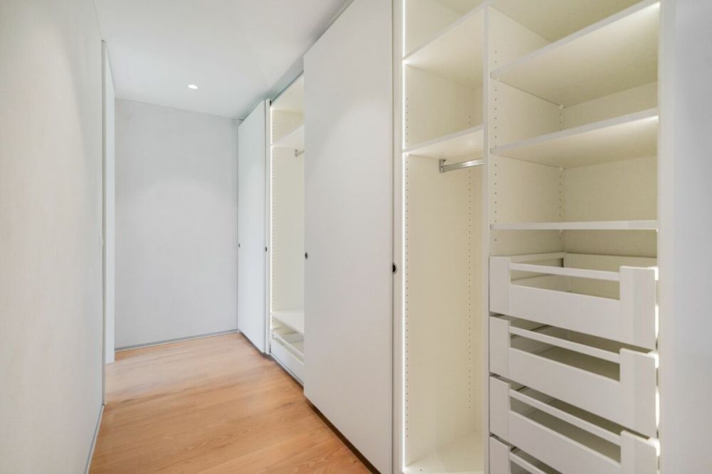 Exklusive 4.5 Zimmer Neubau Terrassenwohnung mit atemberaubender Weitsicht über den Murtensee -  Bild 11